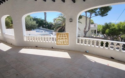 Красивая и просторная средиземноморская вилла с большими террасами.